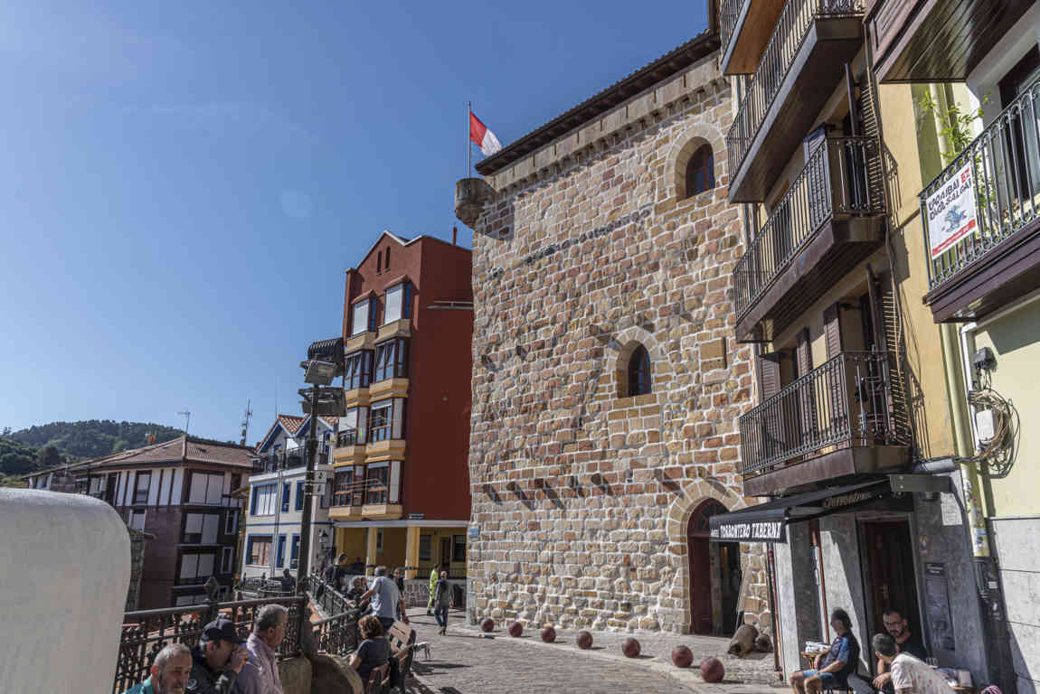 Vizcaya - Bermeo 20 - Torre Ercilla-museo del Pescador.jpg